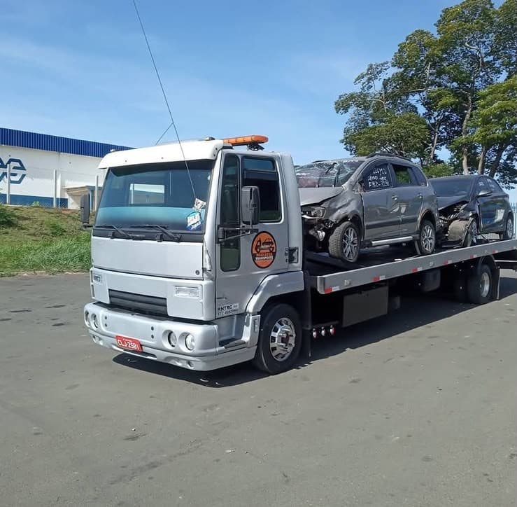 Operação de resgate com caminhão plataforma da Paulista Guincho